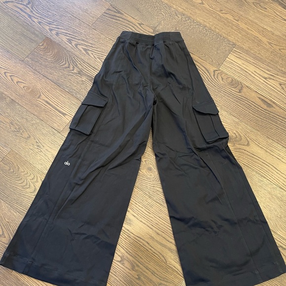 Brand New with Tags Alo Yoga Wide Leg Cargo Show Off Trouser XS - Picture 5 of 10